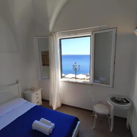 לינה וארוחת בוקר Punta Cutieri 4*